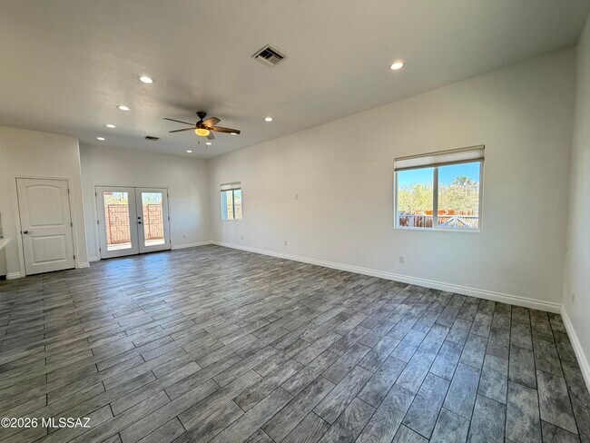 Photo - 3329 E Glenn St