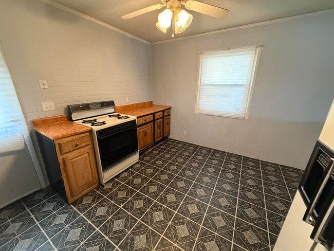Photo - 1605 Crestview-