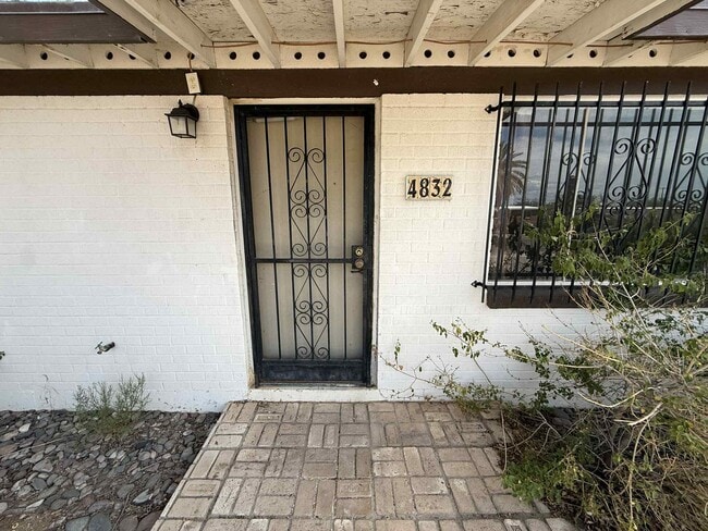 Photo - 4832 E 24th St