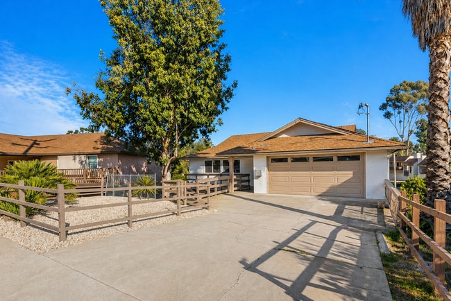 Large Two Story 8 Bed 4 Bath Home Near Campus!! - Large Two Story 8 Bed 4 Bath Home Near Campus!!