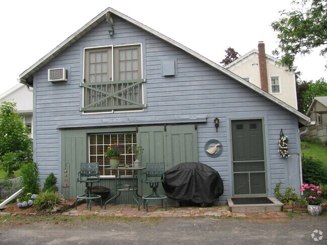 Building Photo - 4 4th Alley Rental