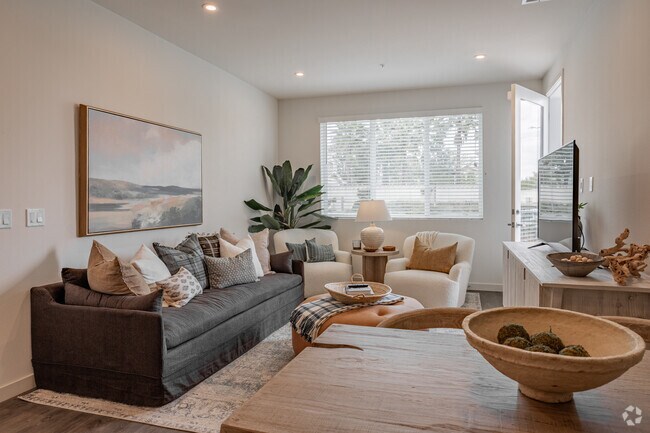 1BR, 1BA - 745SF