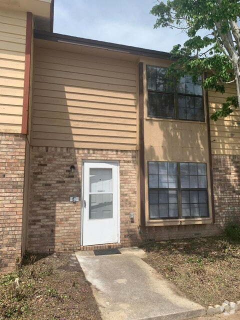 Building Photo - "Charming 2-Bed Townhouse in Fort Walton B...