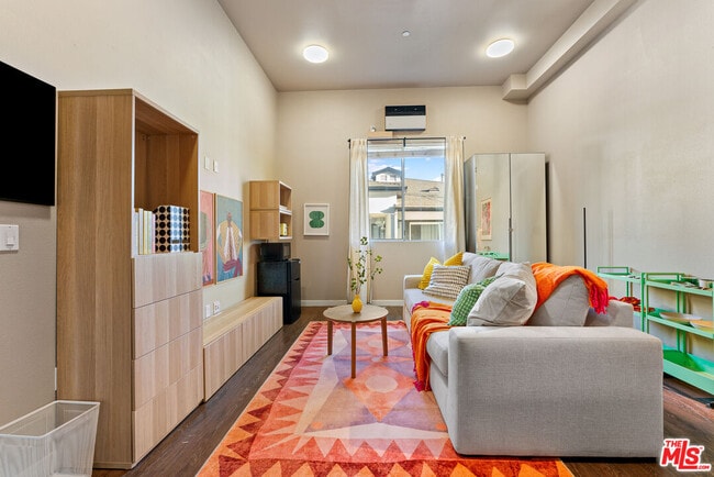 Photo - 630 W 28th St Unit 4