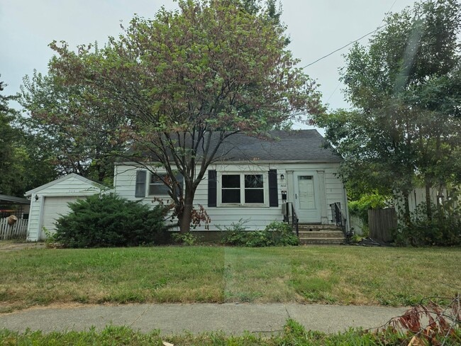Building Photo - 2 bedroom 1 bathroom house. Fenced in back...