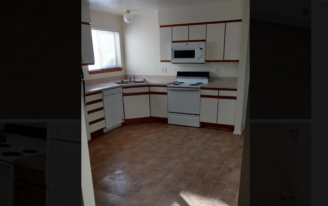 Photo - 2135 Alan St