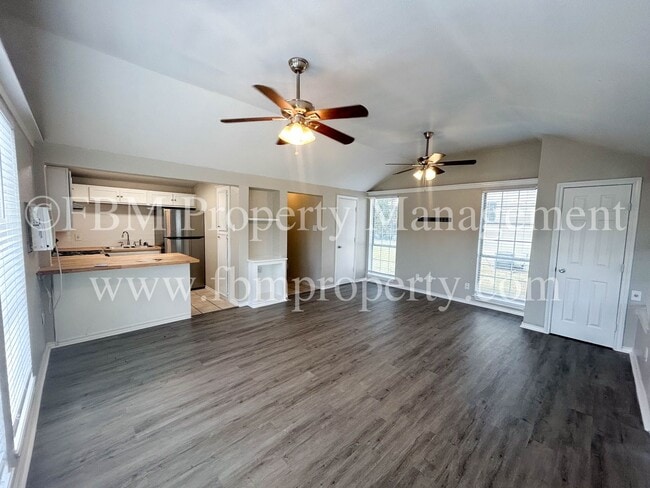 Photo - 105 E Margurite Ln