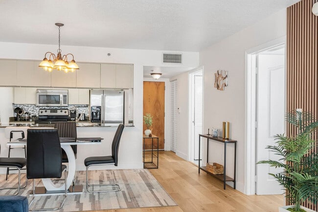 Photo - 1 SE 12th St Unidad FL15-ID1256813P