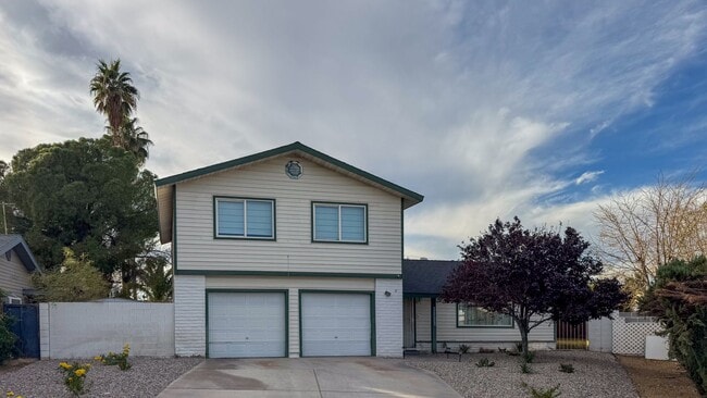 Move-In Ready 3-Bedroom with Pool / Lawn and Pool Service Included! - Move-In Ready 3-Bedroom with Pool / Lawn and Pool Service Included!