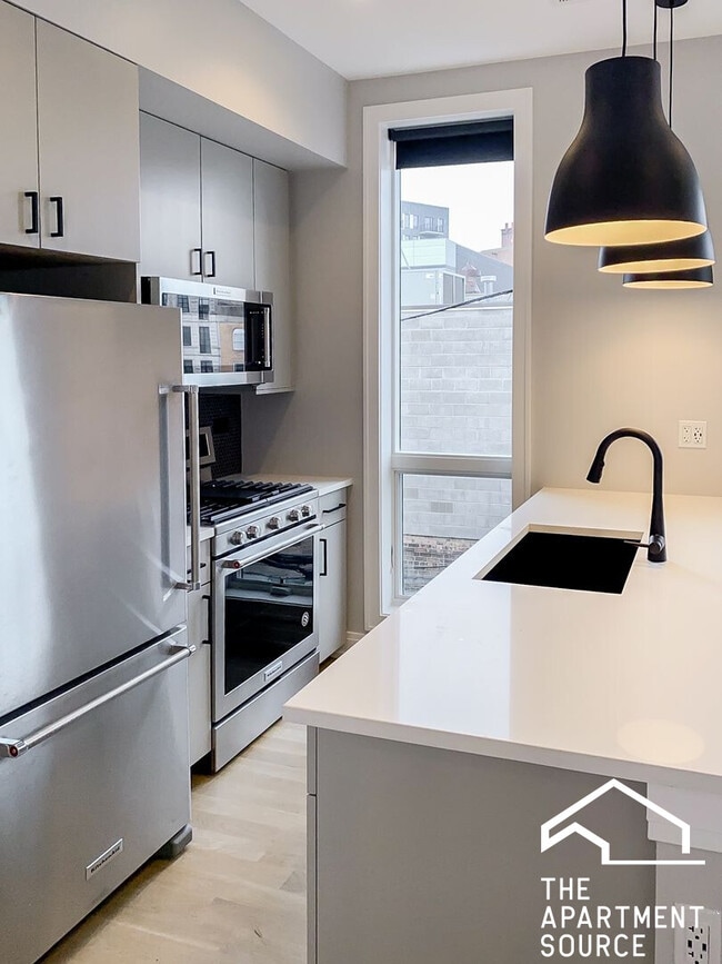 Photo - 1050 W Cornelia Ave Unit 302
