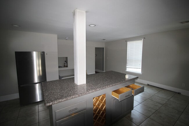 Photo - 3033 Toledano St