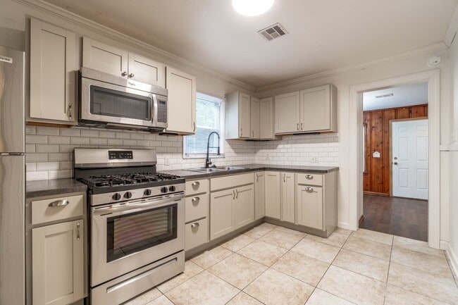 Photo - * Move-In Special * Fully Remodeled Home o...