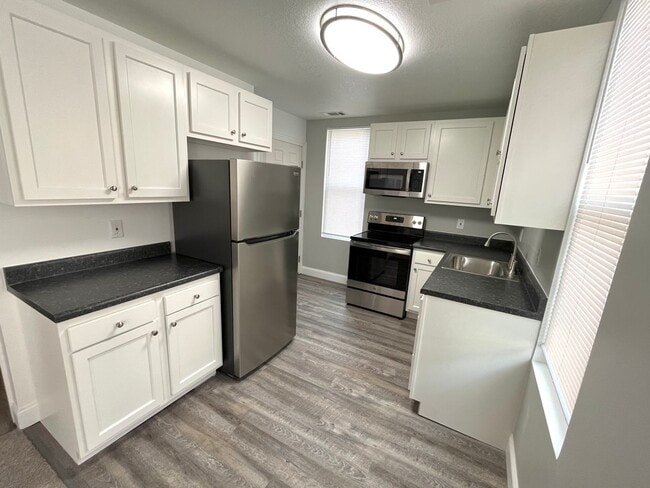 Building Photo - 444w5th Unit 2