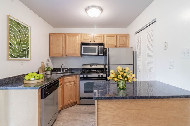 Cloverleaf Lake Townhouse Apartments