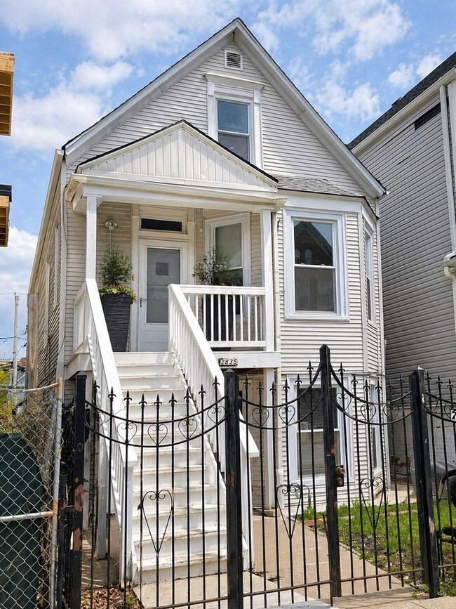 Building Photo - 2835 N Ridgeway Ave Unit 2