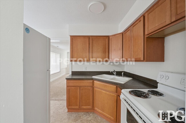 Building Photo - 3430 Douglas Rd Unit 3 Rental