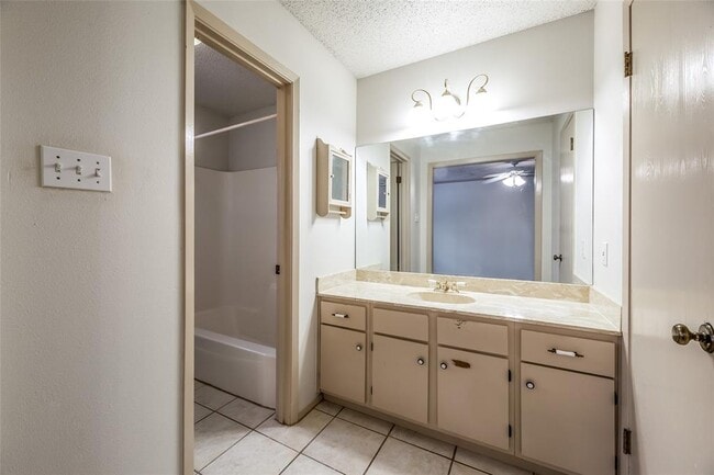 Photo - 1006 Silbury Dr
