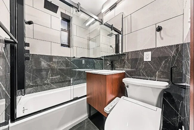 Photo - 453 W 48th St Unidad 2C