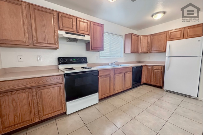 Building Photo - 2 Bed/1 bath Downstairs Apartment at 40th St/Bell Rd Unit 18017#10
