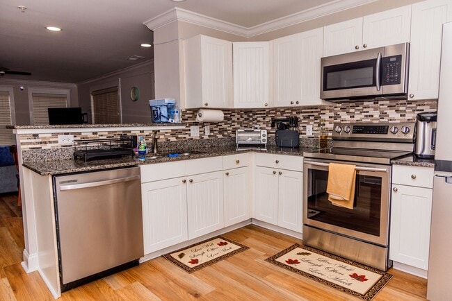 Photo - 2 Bedroom/ 2 bath - entry level END UNIT with side balcony- Fully Furnished and only a $500 deposit Unidad #101