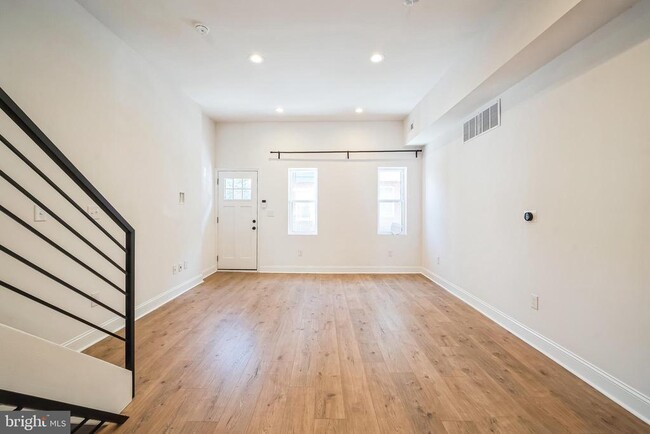 Building Photo - 840 Leland St Rental