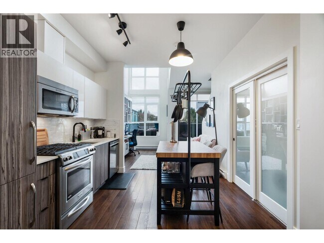 Photo - 2250 Commercial Dr Unit 404