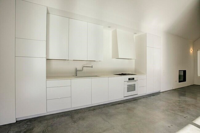 Photo - 233 W 25th St