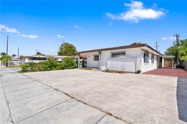 Photo - 361 E 39th St Unit 361 E 39th St # 1