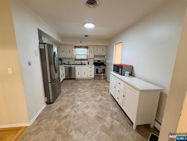Photo - 566 Anderson Ave