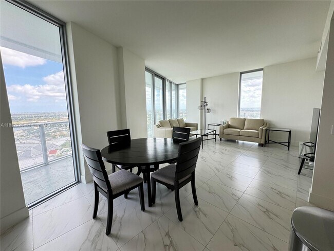 Photo - 2000 Metropica Wy Unidad 2409