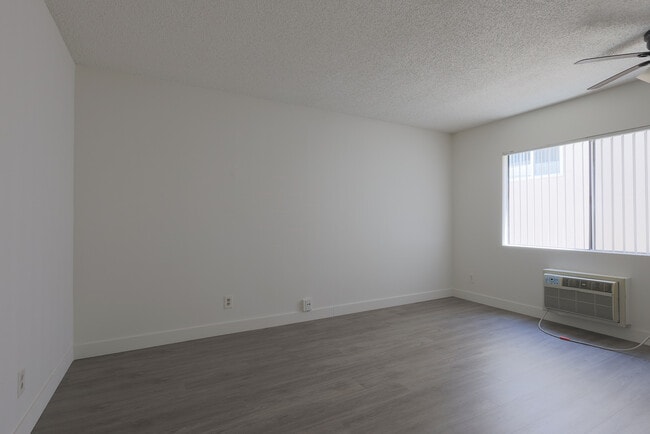 Photo - 943 Elden Ave