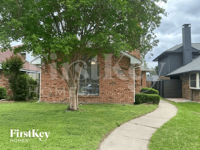 Building Photo - 2026 Greenview Dr