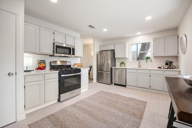 7611 Navarro Pl