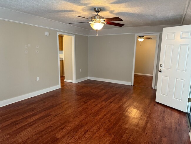 Photo - 2 bed/1 bath/fenced in backyard