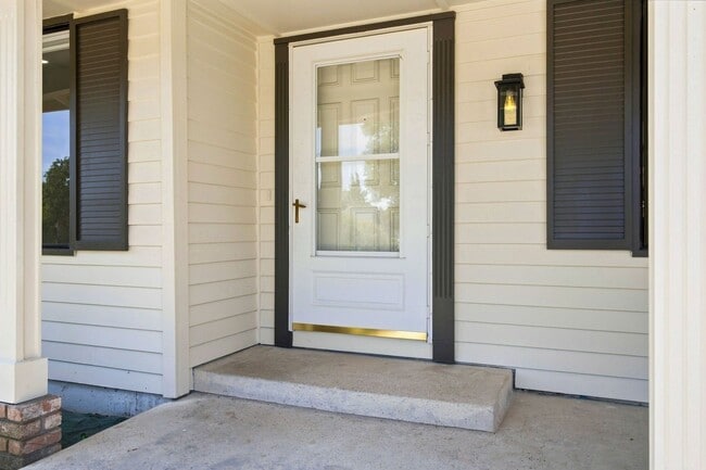 Photo - 800 Locust Dr