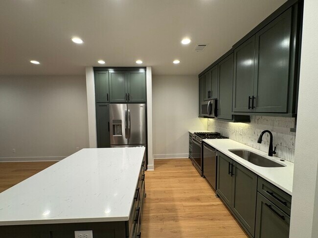 Photo - Newer 3 bedroom 2.5 bathroom townhome in H...