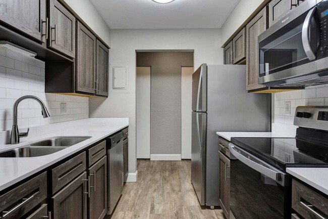 Kitchen - Glen Oaks East Apartments