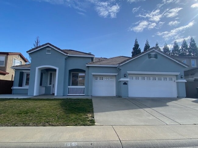 Building Photo - Available 12/1/25 Immaculate home in West ...