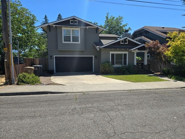 Building Photo - 3 bed 2.5 bath Home for Rent in Grants Pass