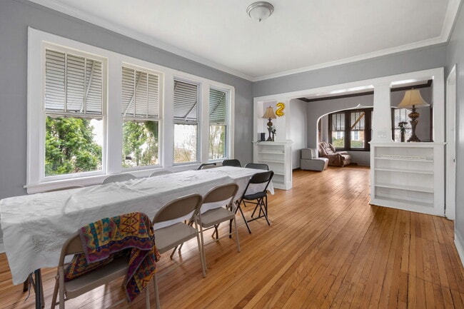 Photo - 11527 S La Salle St