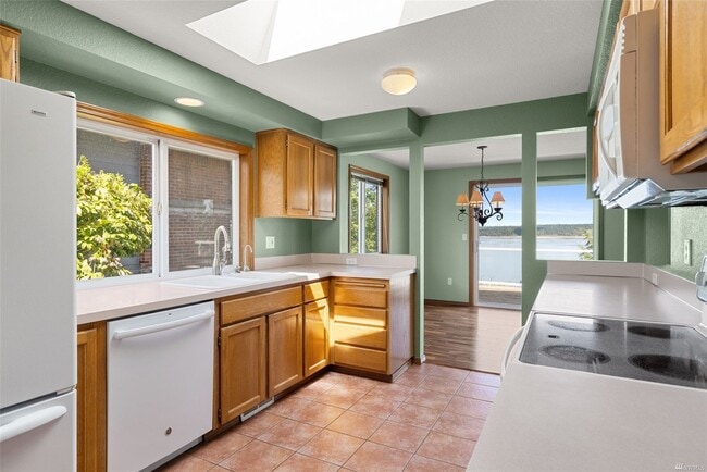 Photo - 2334 Island Dr NW