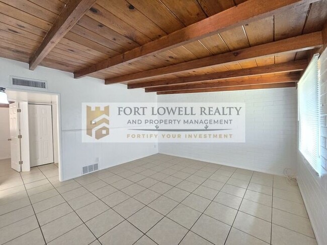 Photo - Central 2 Bed / 1 Bath with Yard Casa