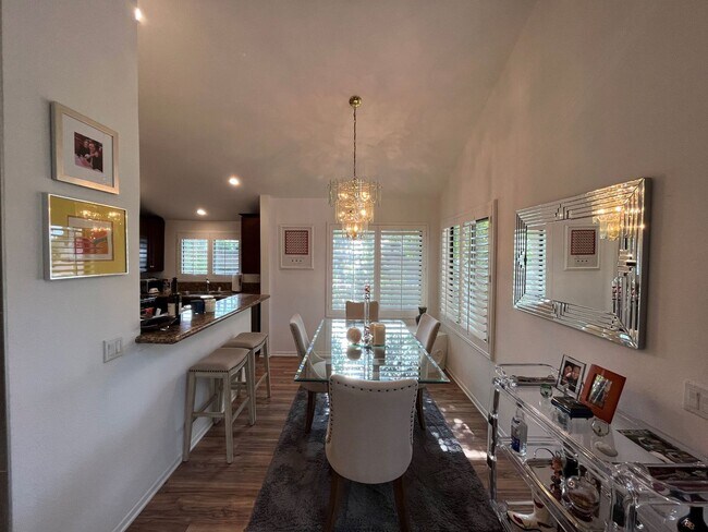 Photo - LOCATION! 2+2 w/parking, upgrades + in-uni...