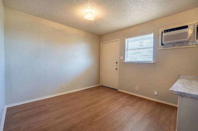 Building Photo - 1 Bedroom Apartment - All Bills Paid! Unit 9A