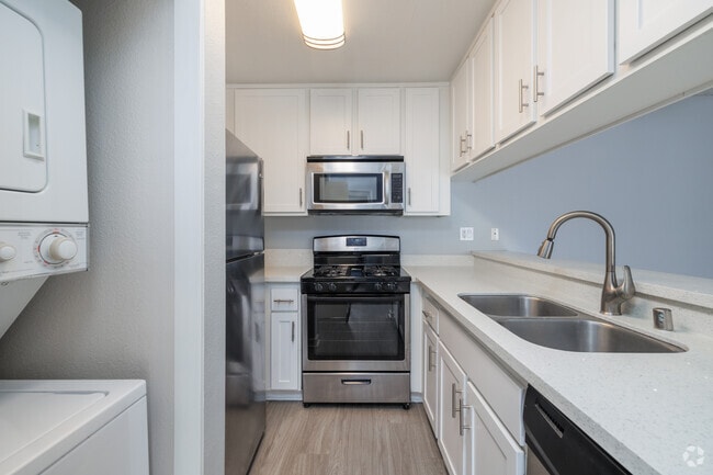 2BR, 2BA - 900SF - Kitchen