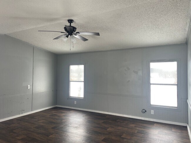 Photo - Country living with spacious front and backyard - 3 beds/ 2bath available now