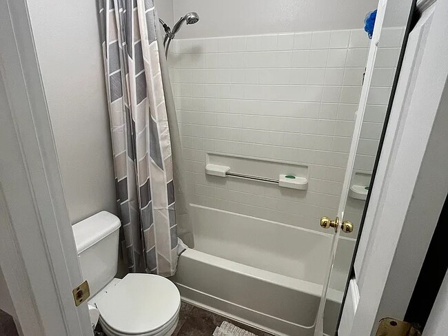 Shared Bathroom - 3476 S 200 E Unit 3476