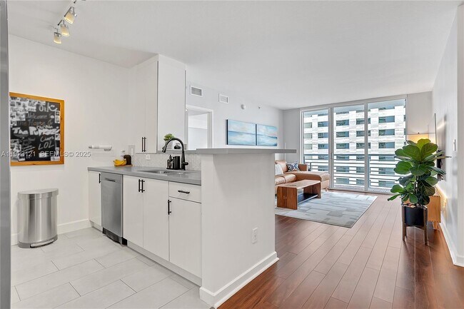 Building Photo - 335 S Biscayne Blvd Unit 3008