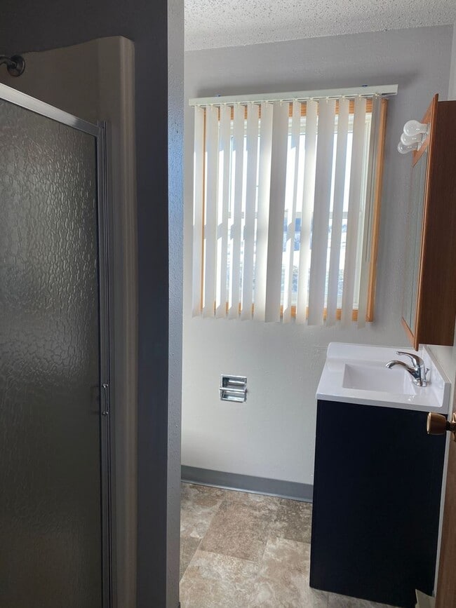 Building Photo - Beautiful, Spacious 3 bed Condo