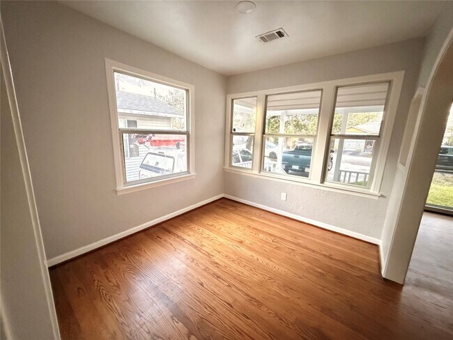 Photo - 914 Bunton St